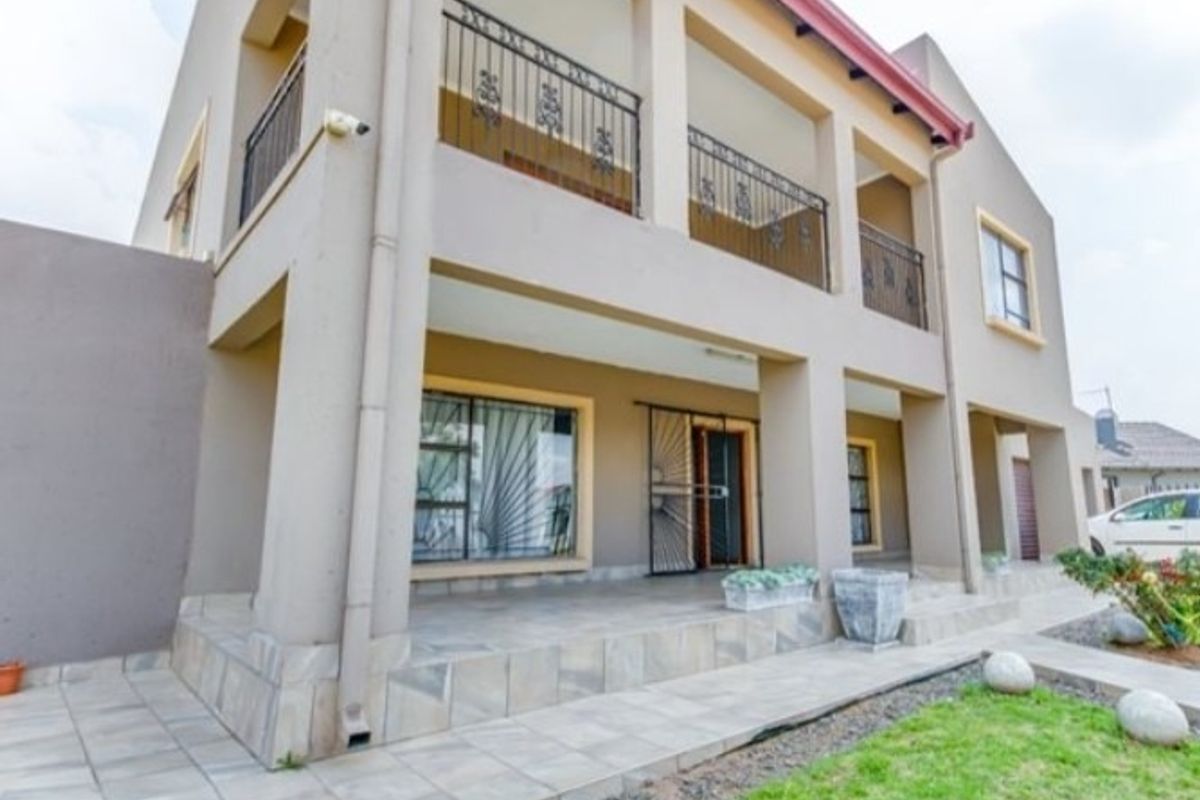 Exquisite double storied house for sale in Geluksdal - Photo 2