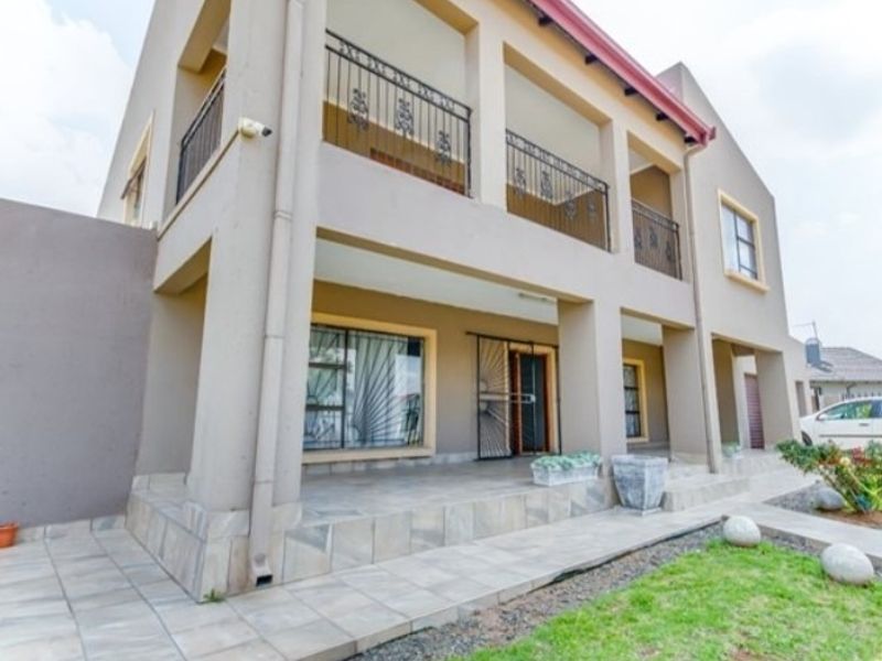 Exquisite double storied house for sale in Geluksdal - Photo 2