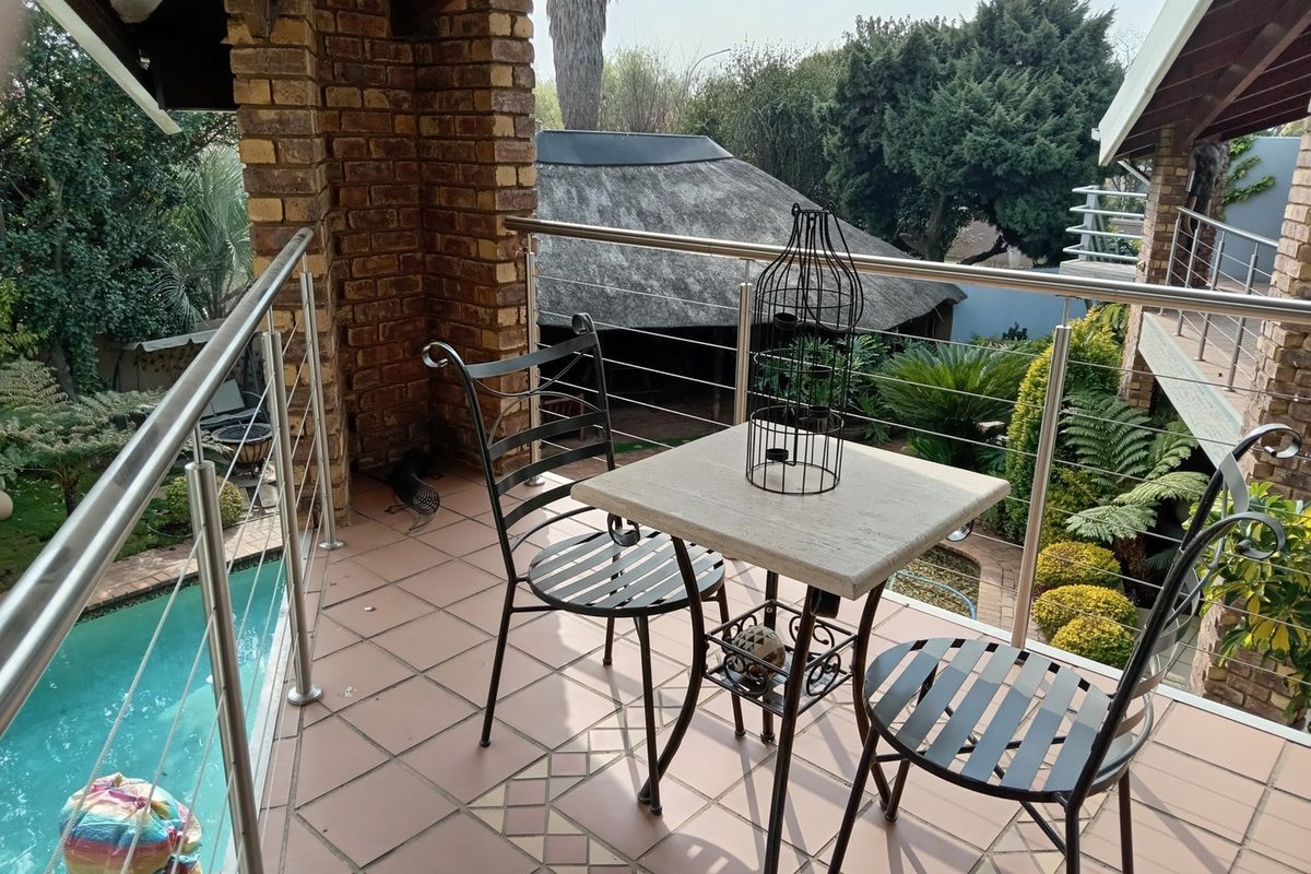 This is a move in and stay house! - Photo 4