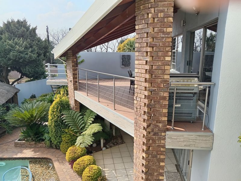 This is a move in and stay house! - Photo 3