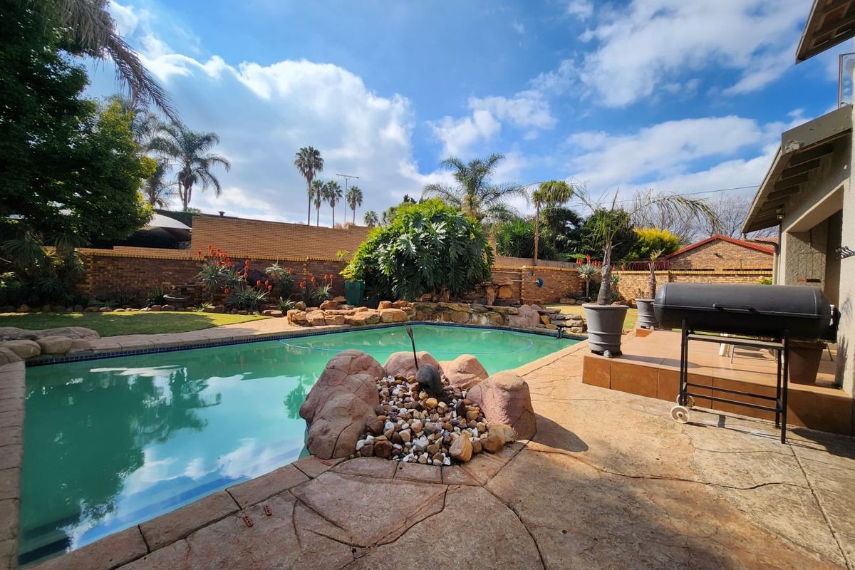 Searching for luxury living? - Photo 4