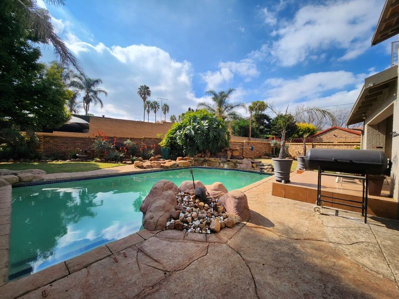 Searching for luxury living? - Photo 4