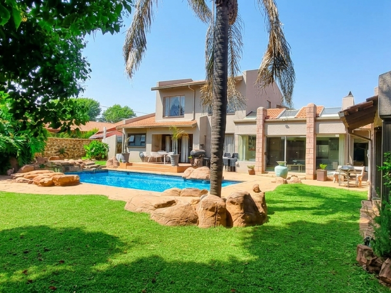 Searching for luxury living? - Photo 3