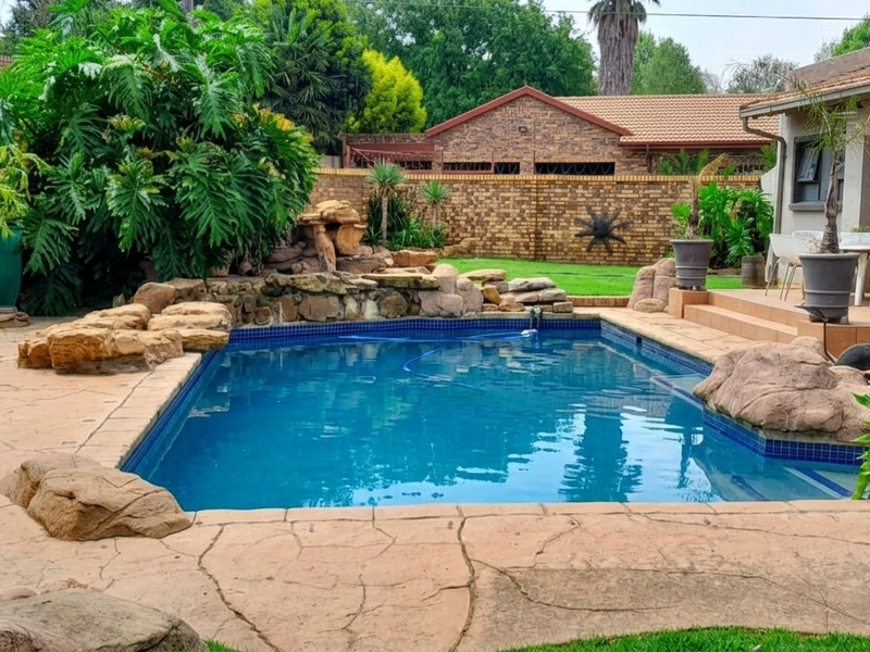 Searching for luxury living? - Photo 2