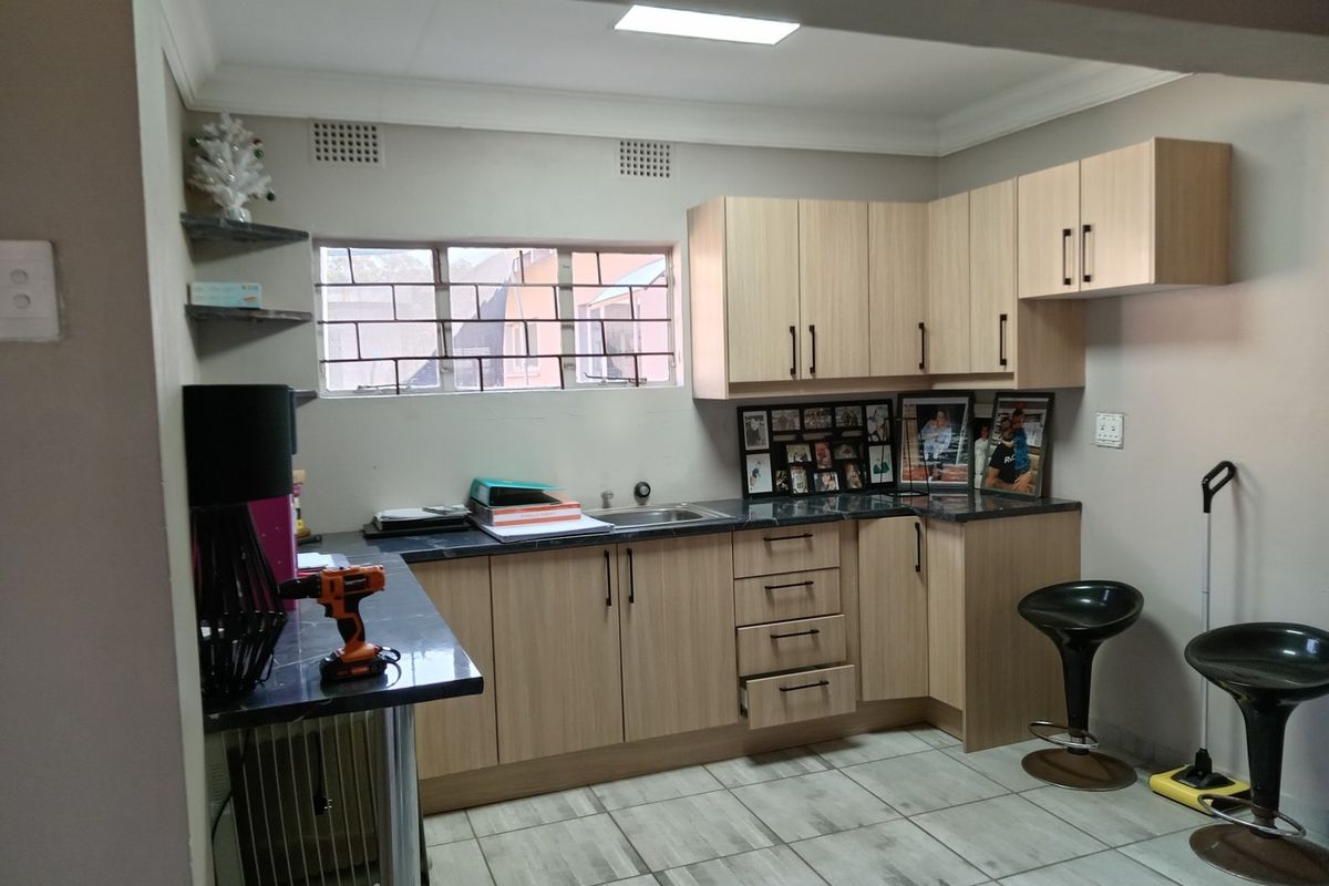 5 Bedroom home for sale in Presidents Dam - Photo 2