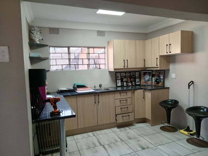 5 Bedroom home for sale in Presidents Dam - Photo 2