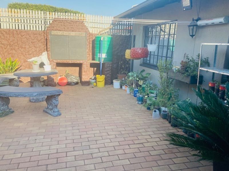 Welcome to this stunning 2 bedroom haven - Photo 3