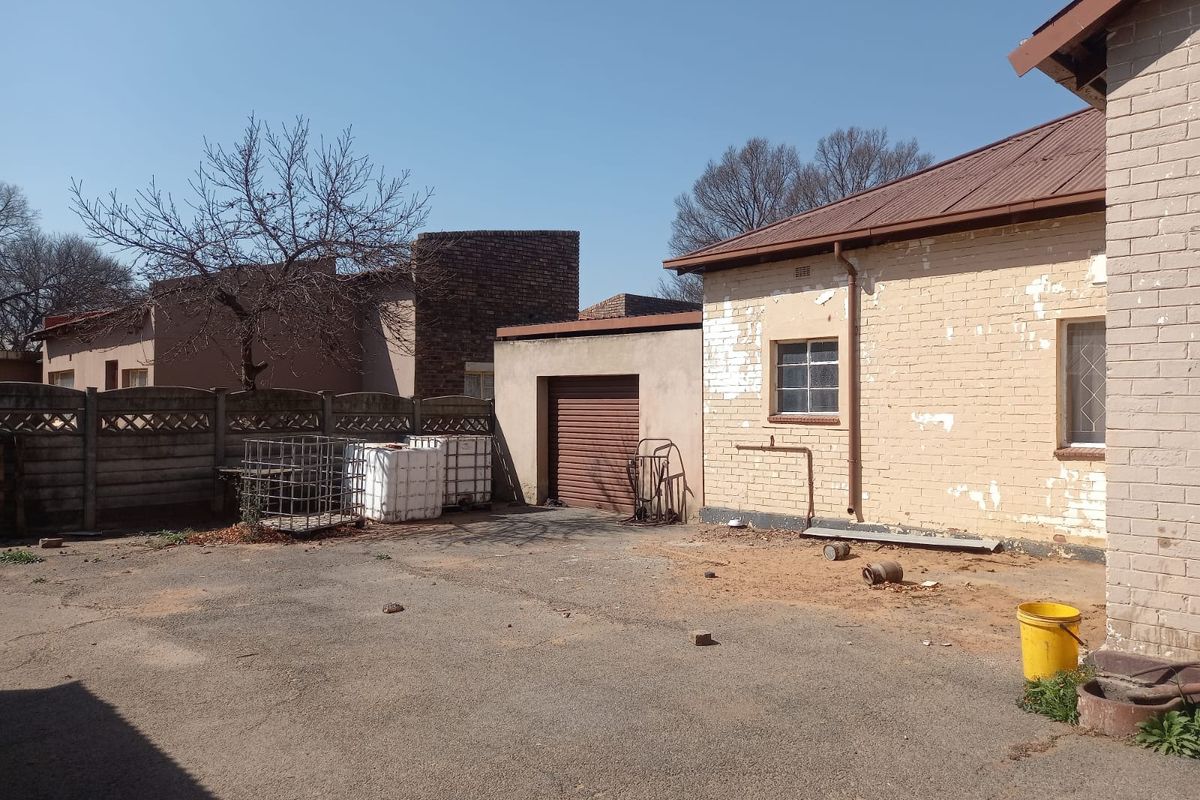 Welcome to this charming fixer-up property, waiting for your personal touch. With a little TLC this - Photo 3