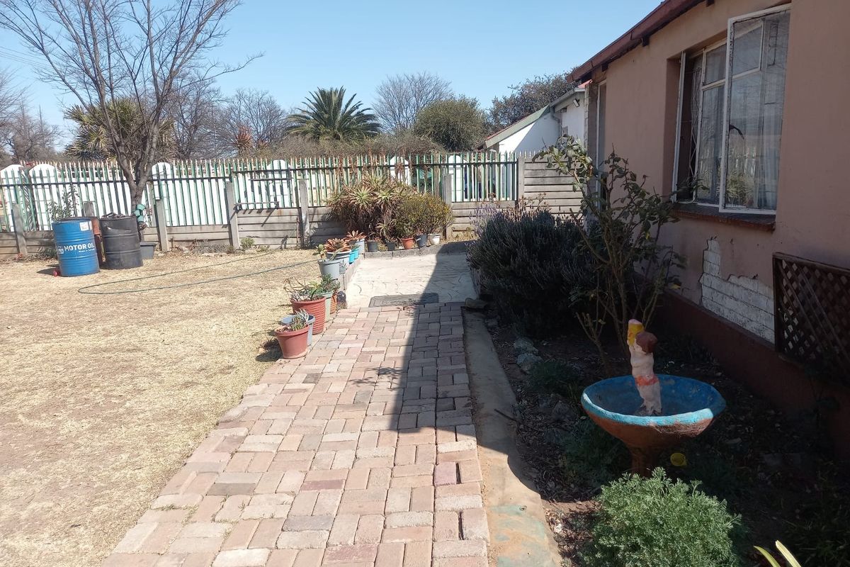 Welcome to this charming fixer-up property, waiting for your personal touch. With a little TLC this - Photo 4