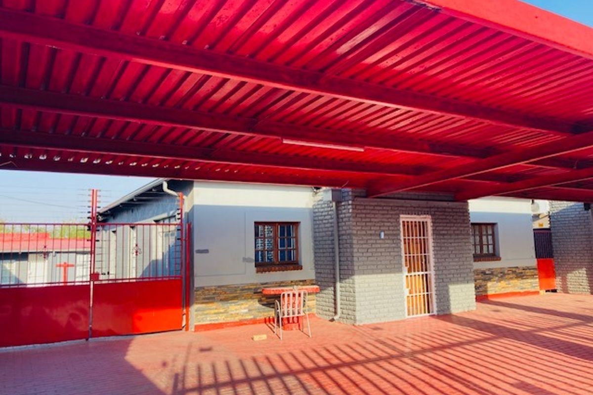 Welcome to this exceptional 5 bedroom house perfect for a business. The property is situated in Spr - Photo 2