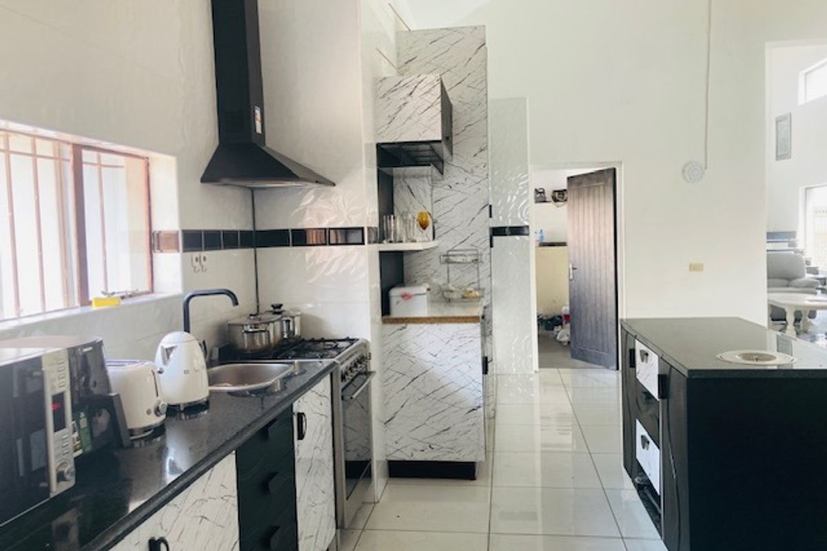 Beautiful family home in the heart of Sunair Park - Photo 5