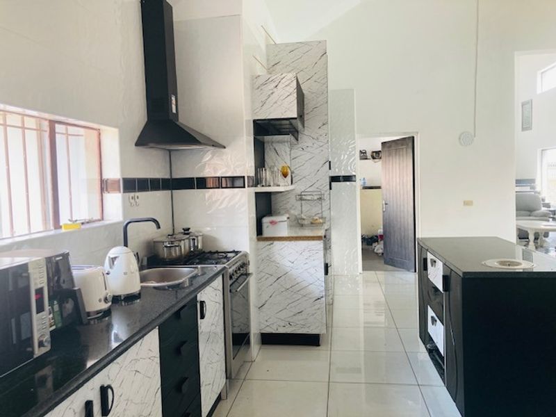 Beautiful family home in the heart of Sunair Park - Photo 5