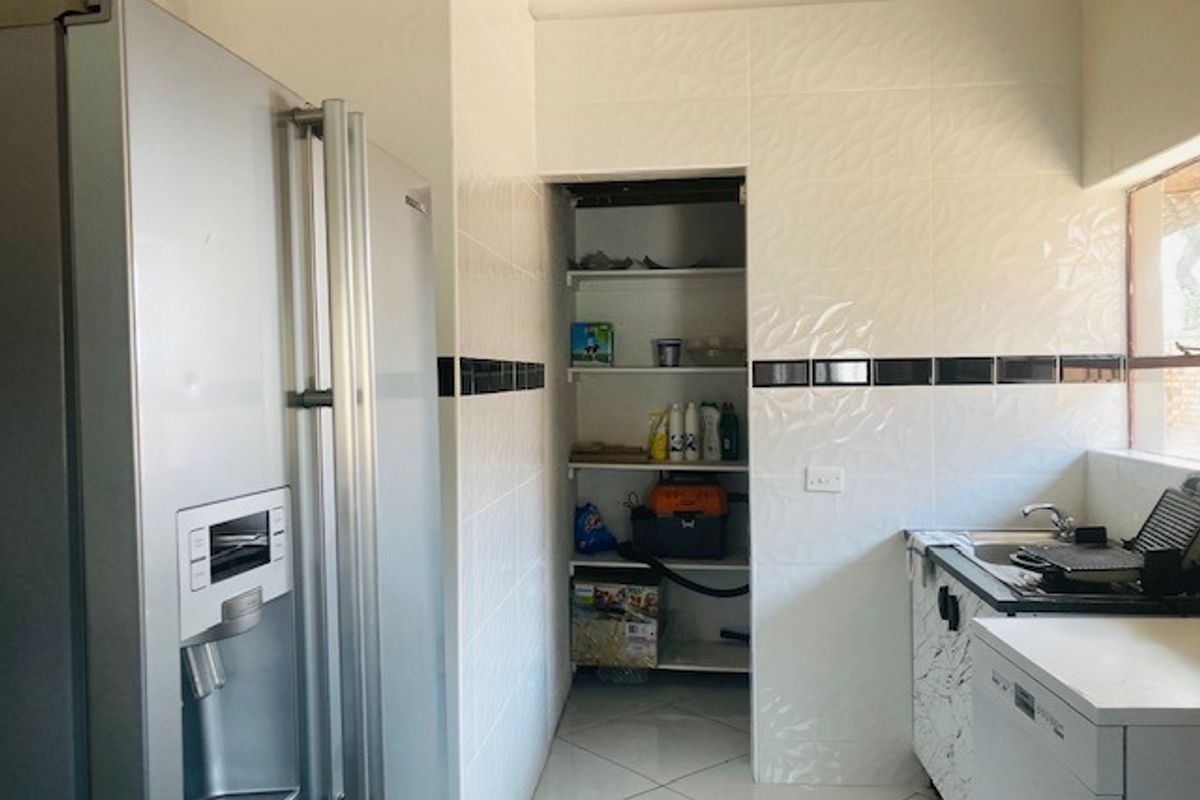 Beautiful family home in the heart of Sunair Park - Photo 3