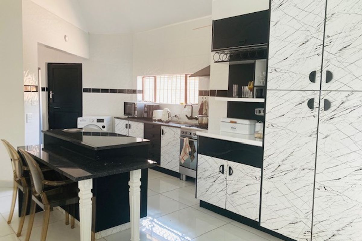 Beautiful family home in the heart of Sunair Park - Photo 4