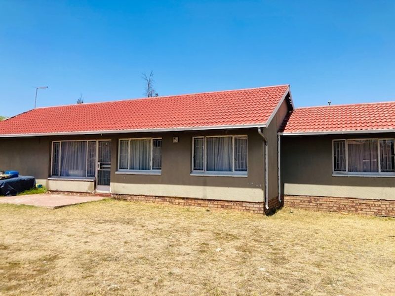 Immaculate 3 bedroom house for sale - Photo 1