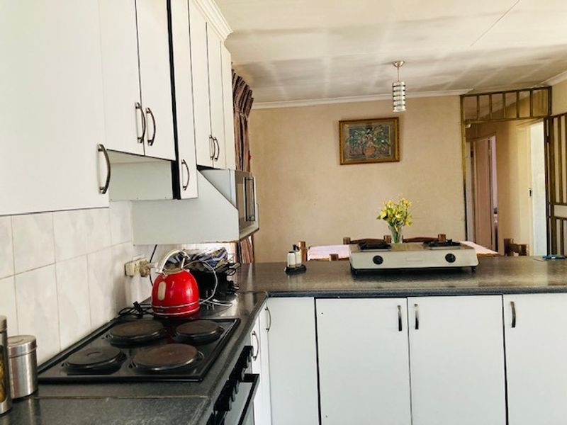 Immaculate 3 bedroom house for sale - Photo 5