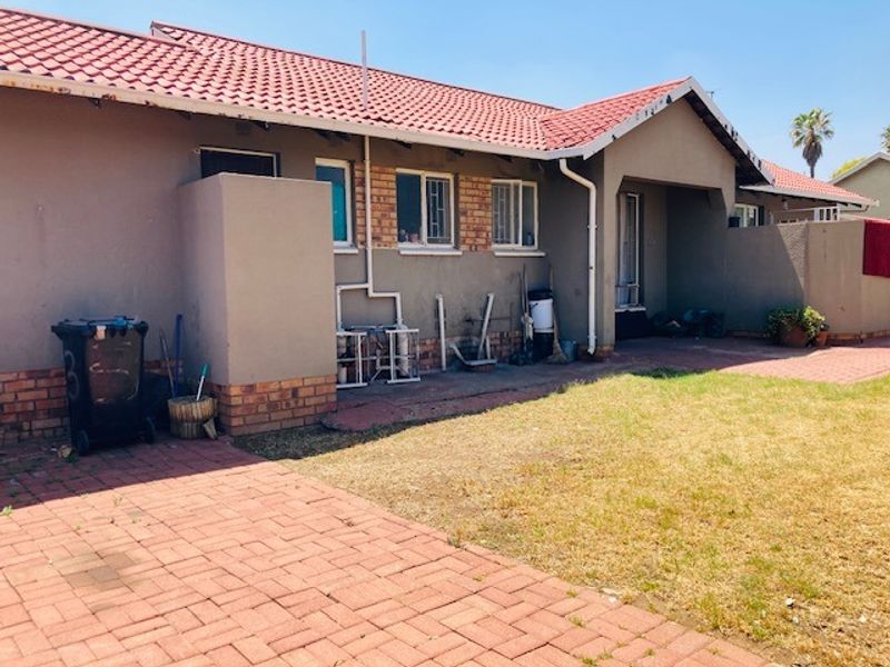 Immaculate 3 bedroom house for sale - Photo 2