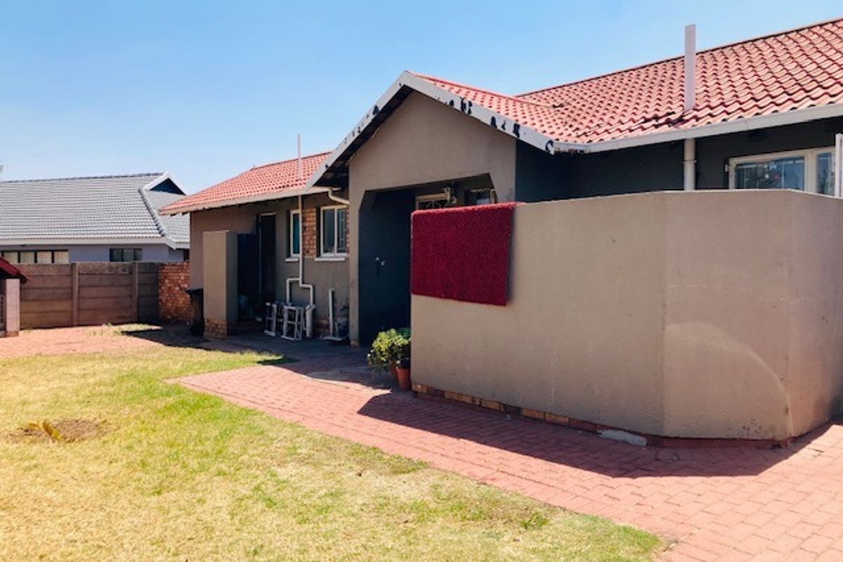 Immaculate 3 bedroom house for sale - Photo 3