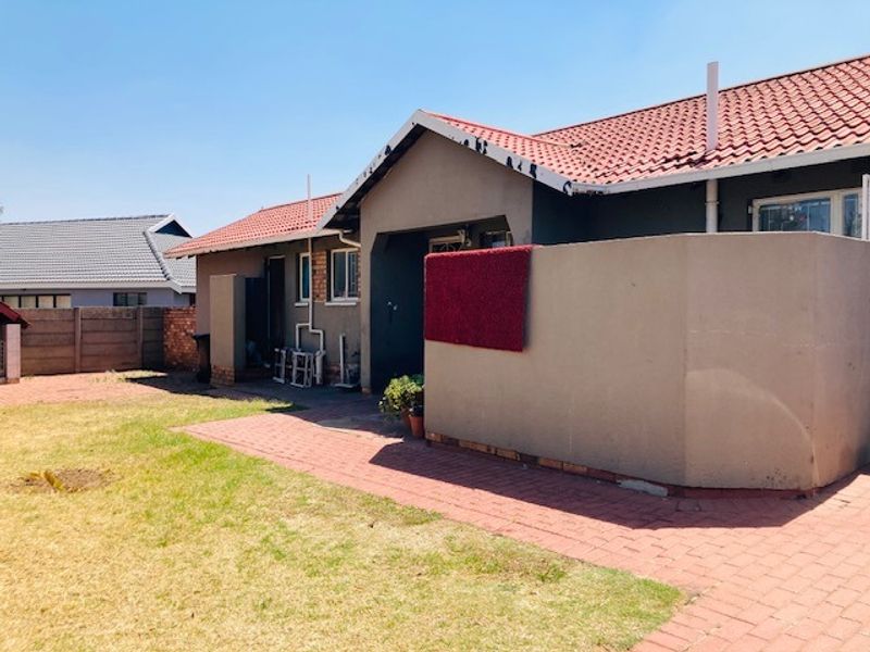 Immaculate 3 bedroom house for sale - Photo 3