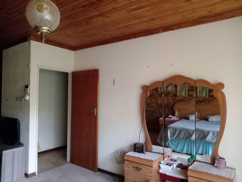 Spacious 4-Bedroom Family Home with Large Garden - Photo 10