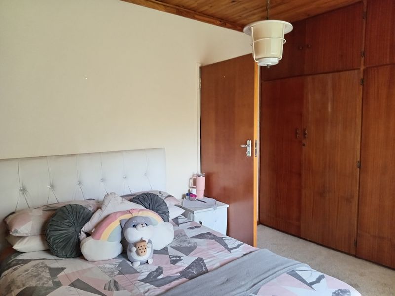 Spacious 4-Bedroom Family Home with Large Garden - Photo 9