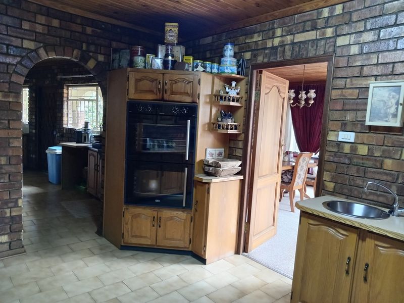 Spacious 4-Bedroom Family Home with Large Garden - Photo 6