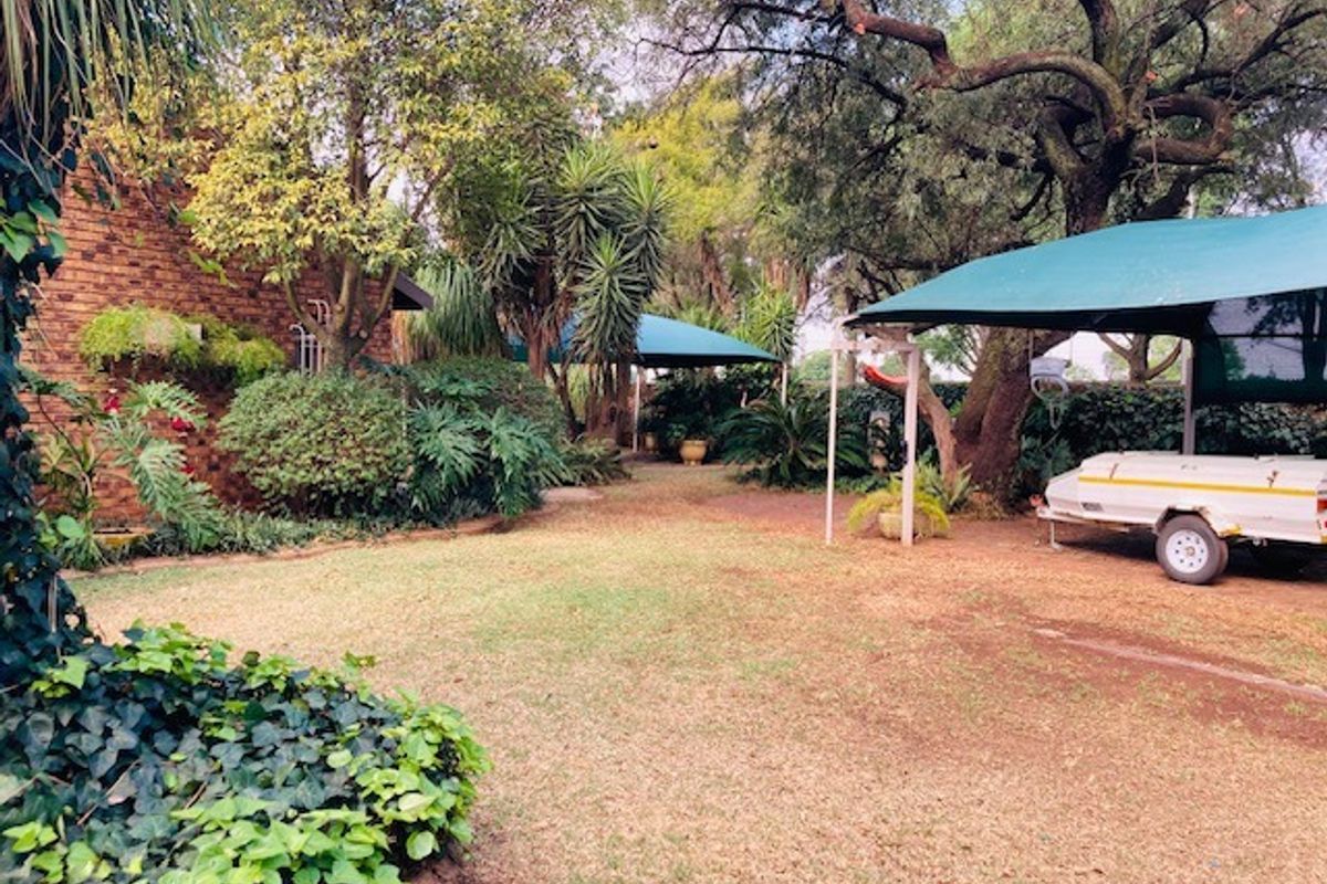 Beautifully designed 4 bedroom house for sale in Petersfield - Photo 3