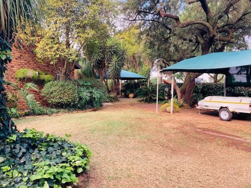 Beautifully designed 4 bedroom house for sale in Petersfield - Photo 3