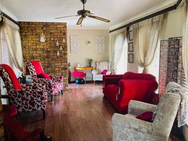 Beautifully designed 4 bedroom house for sale in Petersfield - Photo 9