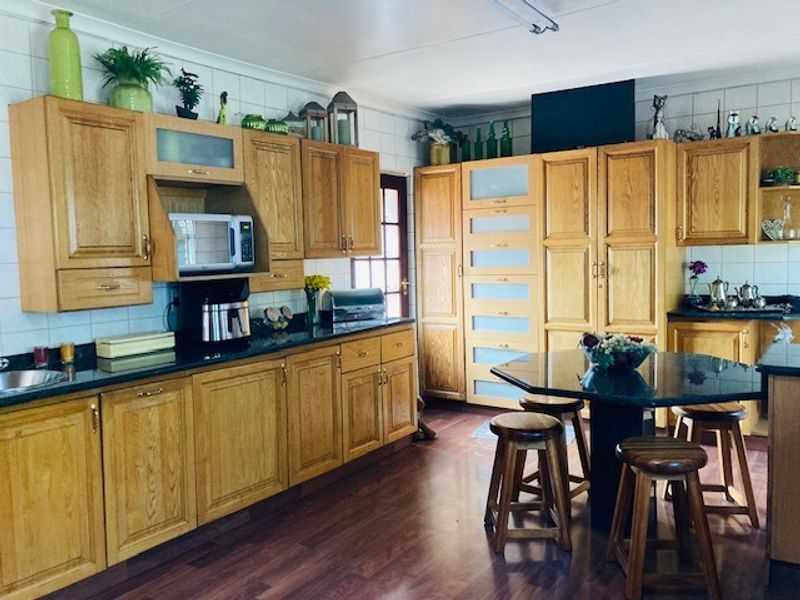 Beautifully designed 4 bedroom house for sale in Petersfield - Photo 7