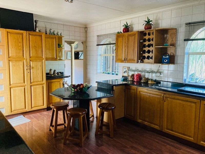 Beautifully designed 4 bedroom house for sale in Petersfield - Photo 6