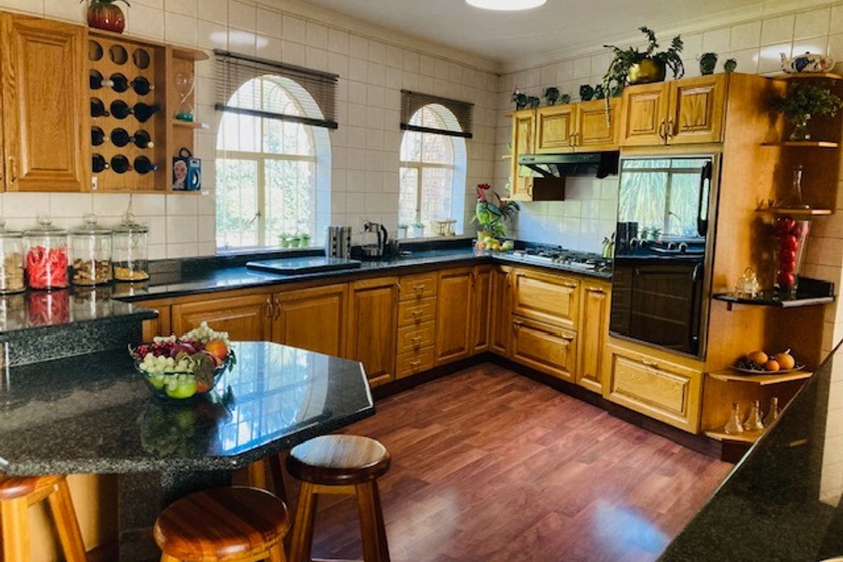 Beautifully designed 4 bedroom house for sale in Petersfield - Photo 5