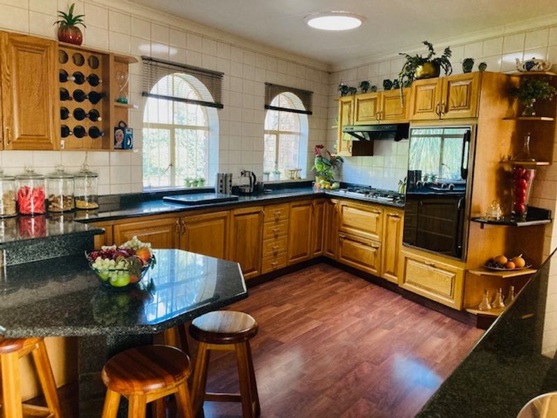 Beautifully designed 4 bedroom house for sale in Petersfield - Photo 5