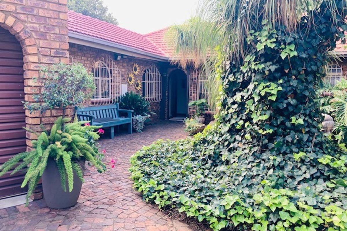 Beautifully designed 4 bedroom house for sale in Petersfield - Photo 4