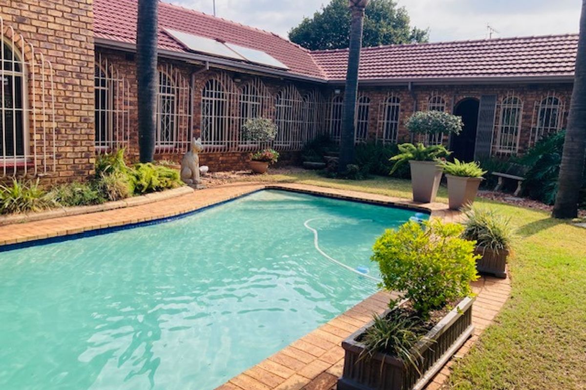 Beautifully designed 4 bedroom house for sale in Petersfield - Photo 2