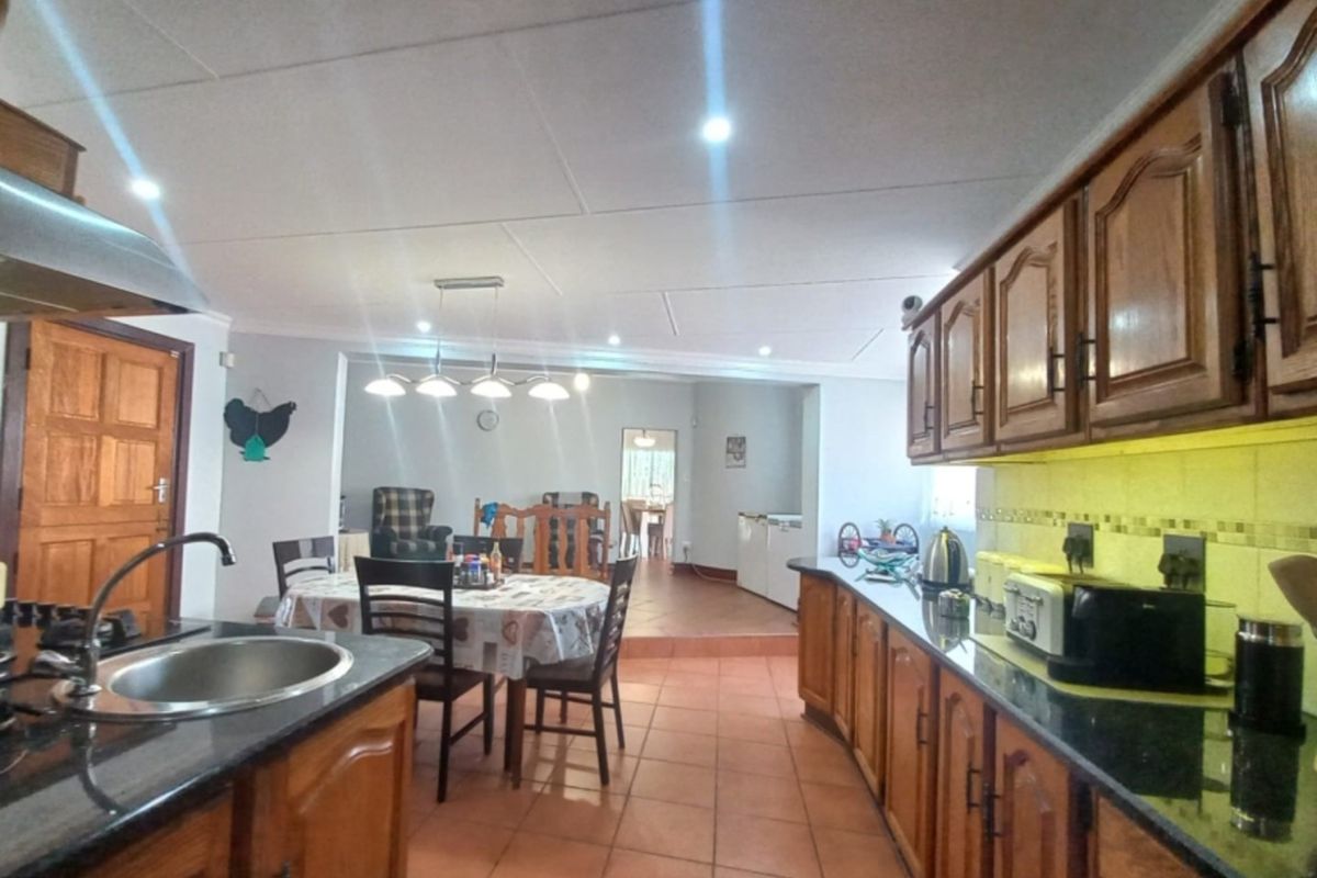 Ultimate Secure 5bed, 4.5 bath Family Retreat - Pool, Lapa & Lush Gardens with 4-Car Garage! - Photo 4