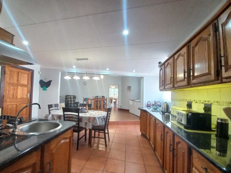 Ultimate Secure 5bed, 4.5 bath Family Retreat - Pool, Lapa & Lush Gardens with 4-Car Garage! - Photo 4