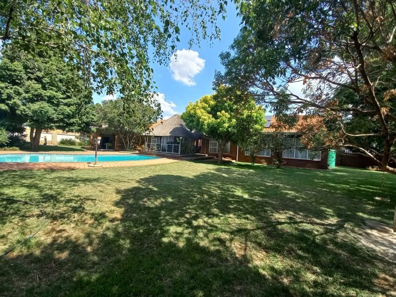 Ultimate Secure 5bed, 4.5 bath Family Retreat - Pool, Lapa & Lush Gardens with 4-Car Garage! - Photo 1