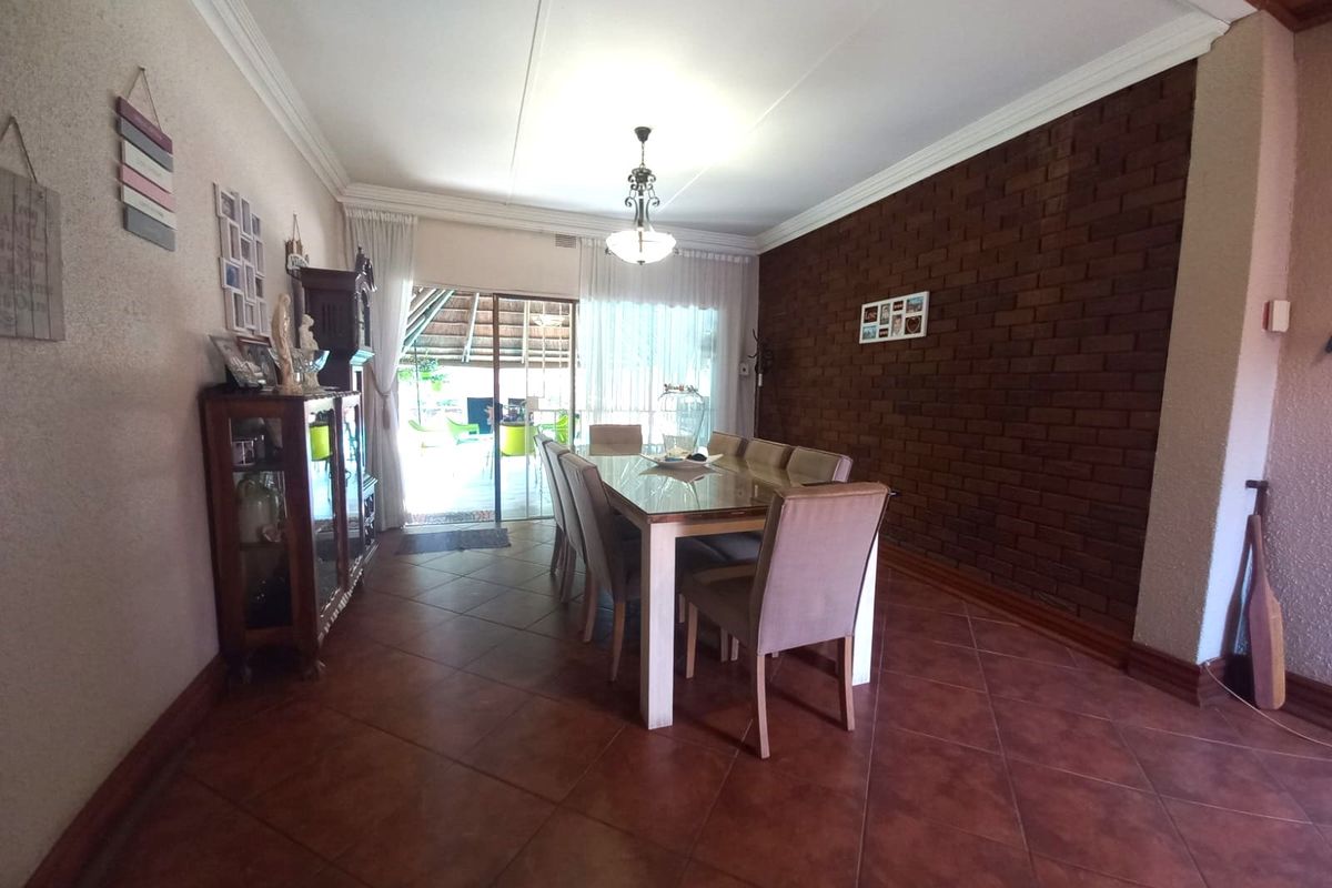 Ultimate Secure 5bed, 4.5 bath Family Retreat - Pool, Lapa & Lush Gardens with 4-Car Garage! - Photo 3