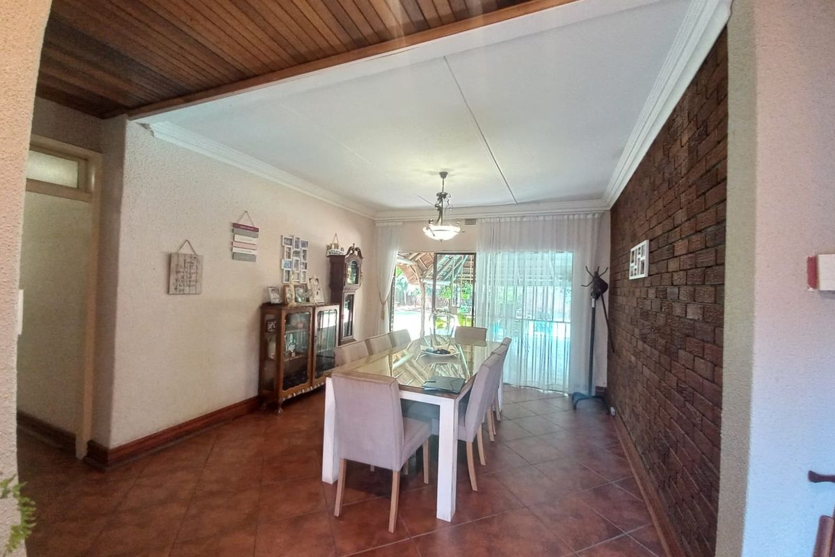 Ultimate Secure 5bed, 4.5 bath Family Retreat - Pool, Lapa & Lush Gardens with 4-Car Garage! - Photo 2