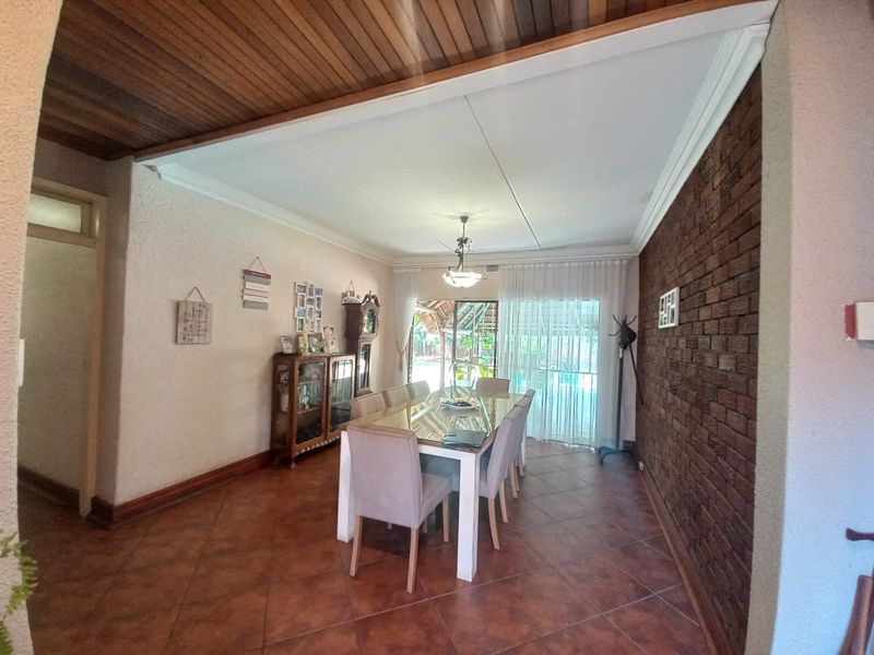 Ultimate Secure 5bed, 4.5 bath Family Retreat - Pool, Lapa & Lush Gardens with 4-Car Garage! - Photo 2