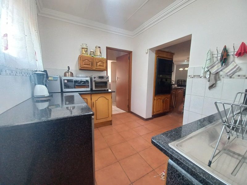 Ultimate Secure 5bed, 4.5 bath Family Retreat - Pool, Lapa & Lush Gardens with 4-Car Garage! - Photo 7