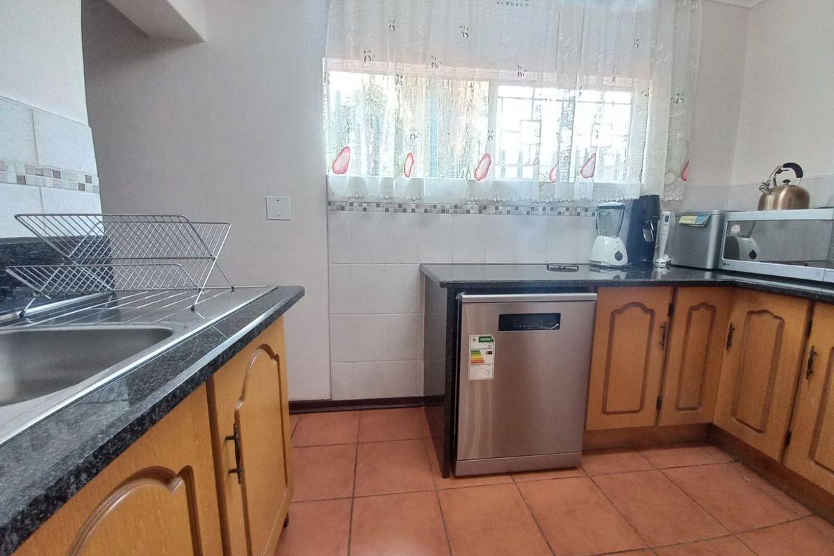 Ultimate Secure 5bed, 4.5 bath Family Retreat - Pool, Lapa & Lush Gardens with 4-Car Garage! - Photo 5