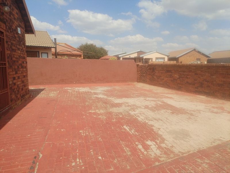 Beautiful 2 bedroom home for sale in Tsakane Ext 5 - Photo 10