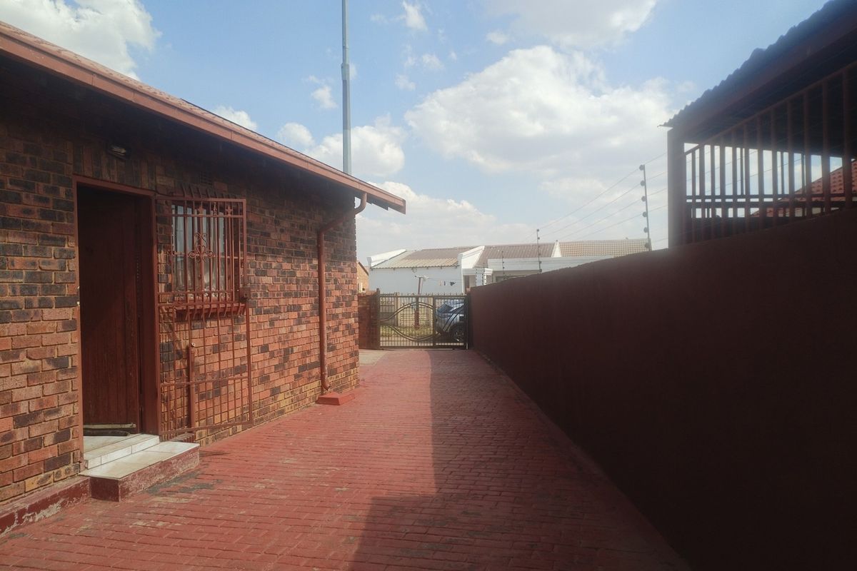 Beautiful 2 bedroom home for sale in Tsakane Ext 5 - Photo 3