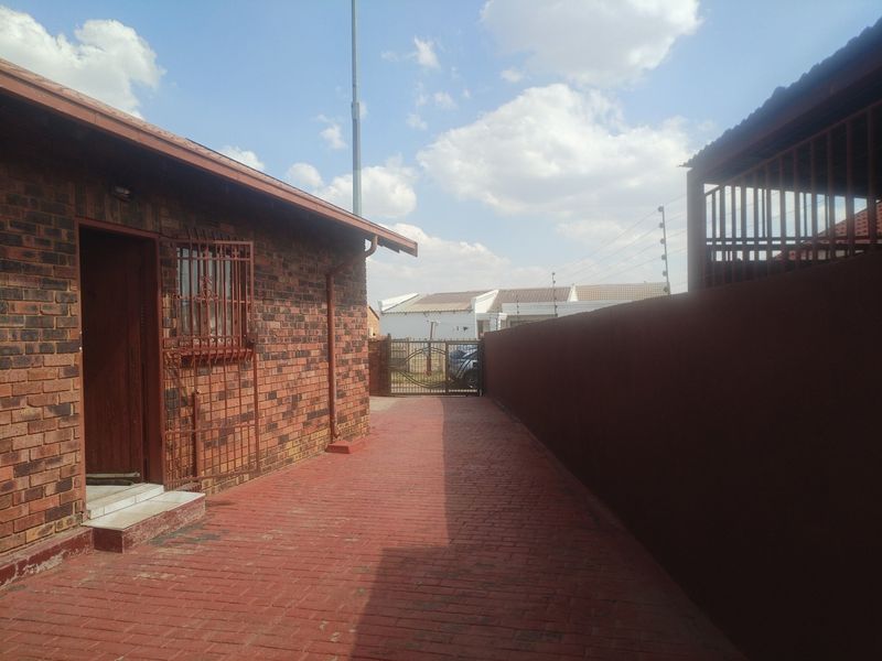 Beautiful 2 bedroom home for sale in Tsakane Ext 5 - Photo 3