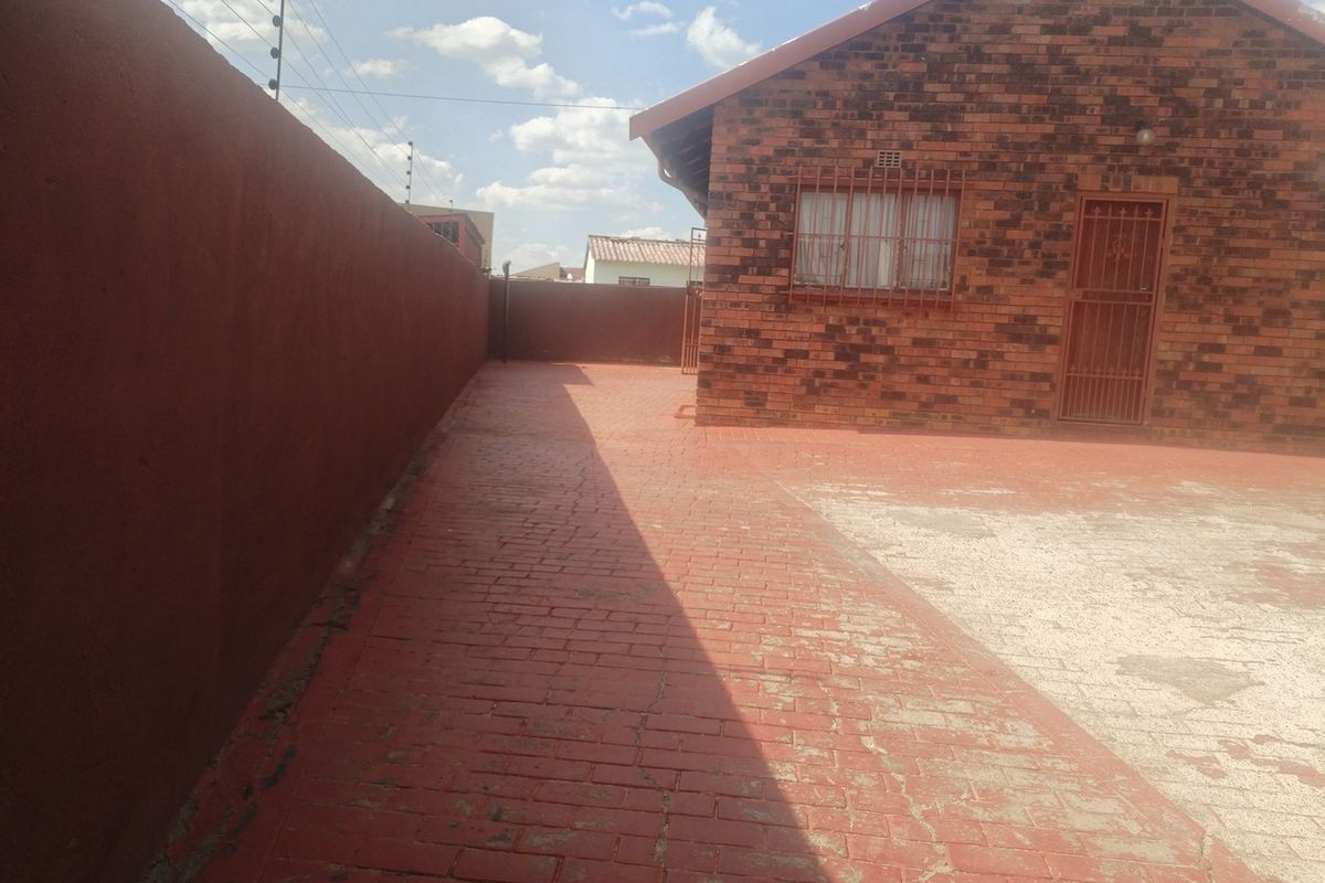 Beautiful 2 bedroom home for sale in Tsakane Ext 5 - Photo 2