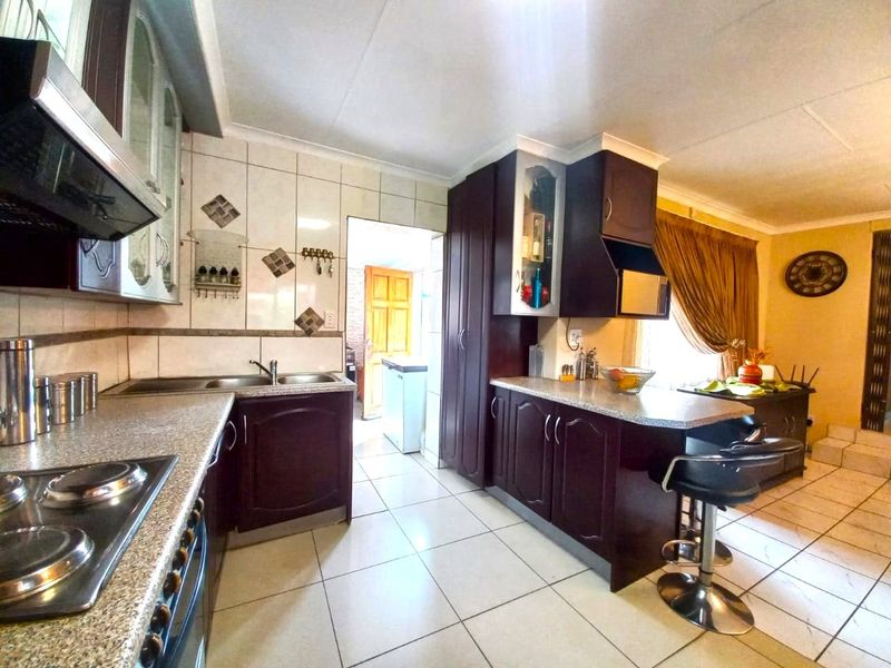 Spacious Family Retreat with Modern Amenities and Expansive Outdoor Potential - Photo 4