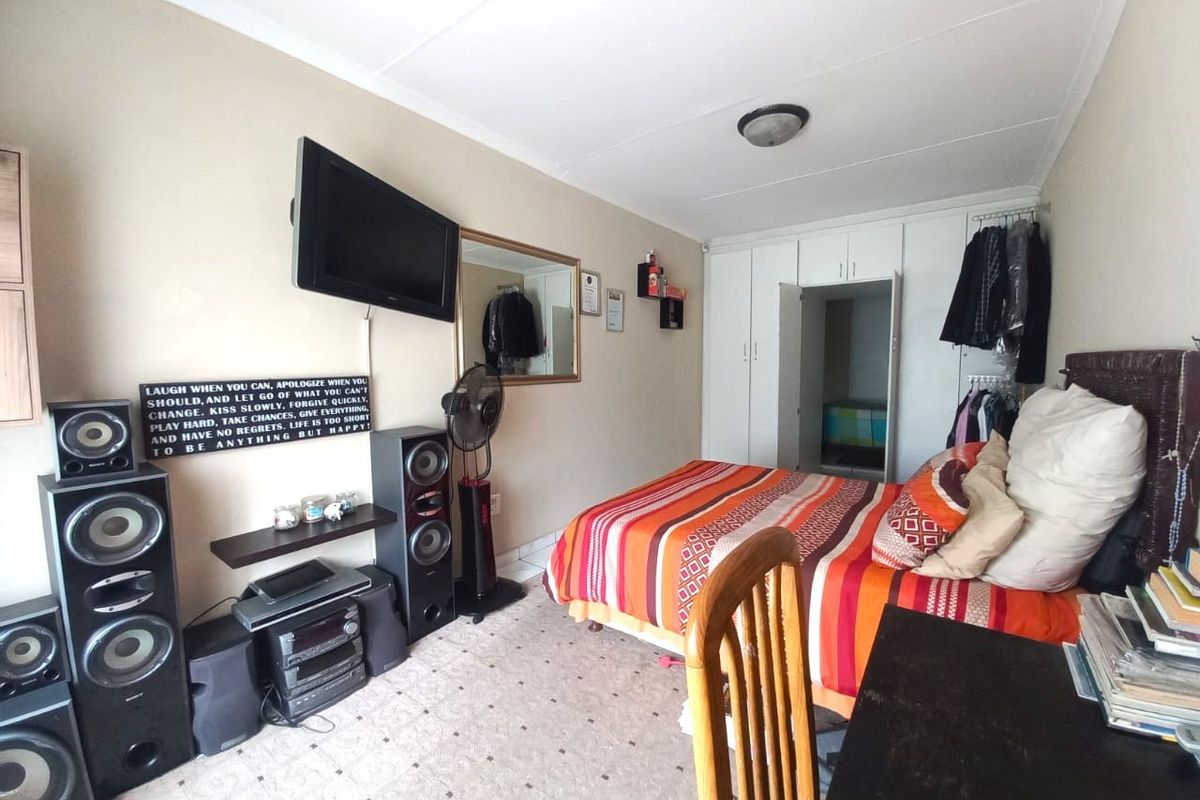 Spacious Family Retreat with Modern Amenities and Expansive Outdoor Potential - Photo 5