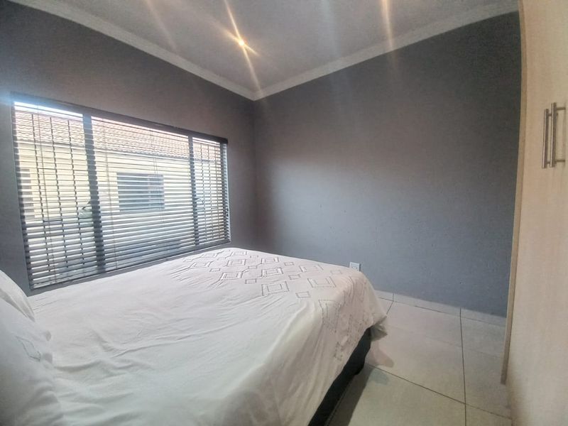 Modern Double-Storey Townhouse in Exclusive 24-Hour Secured Estate - Photo 4
